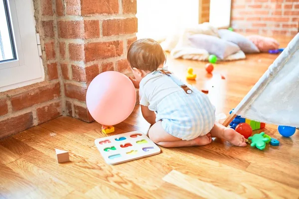 Roztomilé Batole Plíží Kolem Spousty Hraček Školce — Stock fotografie