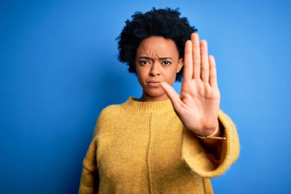 Ung Vacker Afroamerikansk Afro Kvinna Med Lockigt Hår Bär Gul — Stockfoto