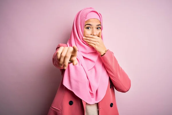 Молода Красива Дівчина Мусульманському Хіджабі Стоїть Над Ізольованим Рожевим Фоном — стокове фото