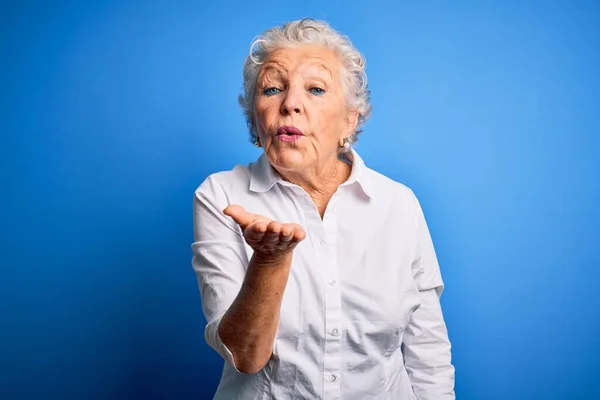 Ältere Schöne Frau Elegantem Hemd Das Über Isoliertem Blauem Hintergrund — Stockfoto