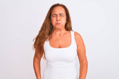 Orta yaşlı olgun bir kadın, beyaz, soyutlanmış arka planda durmuş komik yüzüyle yanaklarını şişiriyor. Havayla şişmiş ağız, çılgın bir ifade..