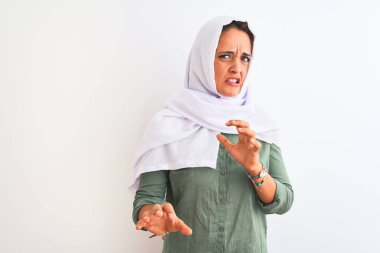 Geleneksel Müslüman tesettürlü genç, güzel bir Arap kadın izole edilmiş bir arkaplanda iğrenç bir ifade takınıyor, tiksinti tepkisi yüzünden tiksinmiş ve korkmuş bir ifade sergiliyor. Eller havada. Can sıkıcı bir kavram..