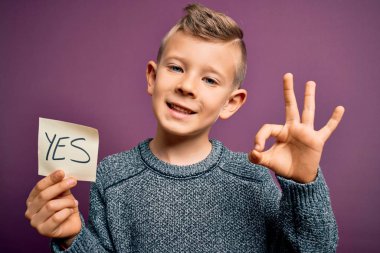 Küçük beyaz bir çocuk notta 