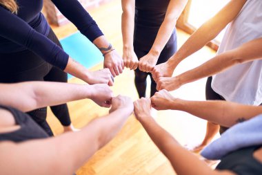 Genç ve güzel sporcular elleriyle jest yapıyor.