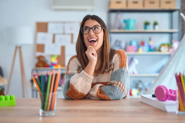 Jeune Belle Enseignante Portant Pull Des Lunettes Assis Sur Bureau — Photo