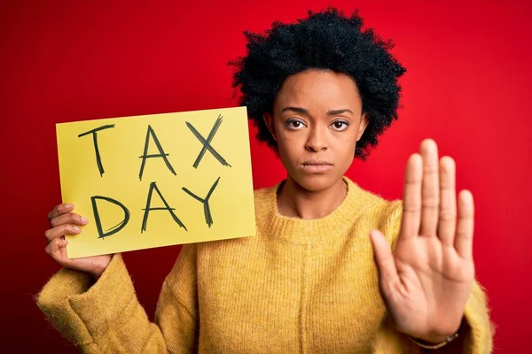 Jonge Afro Amerikaanse Afro Vrouw Met Krullend Haar Vasthouden Papier — Stockfoto