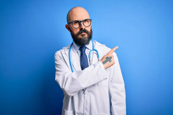 Hezký Plešatý Lékař Muž Vousy Nosí Brýle Stetoskop Přes Modré — Stock fotografie
