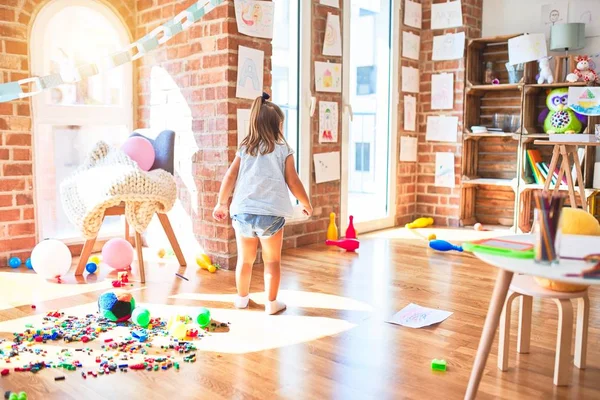 Joven Niña Rubia Hermosa Disfrutando Escuela Juego Con Juguetes Jardín — Foto de Stock