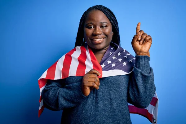 Ung Patriotisk Afrikansk Amerikan Storlek Kvinna Med Flätor Bär Usa — Stockfoto