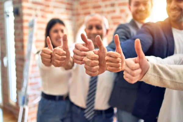 Gruppo Impiegati Che Sorridono Felici Piedi Con Pollici Alto Ufficio — Foto Stock