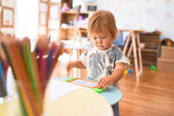 Dibujo Adorable Del Niño Pequeño Usando Tablero Digital Alrededor Porciones — Foto de Stock