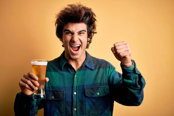 Junger Gutaussehender Mann Der Ein Glas Bier Trinkt Steht Vor — Stockfoto