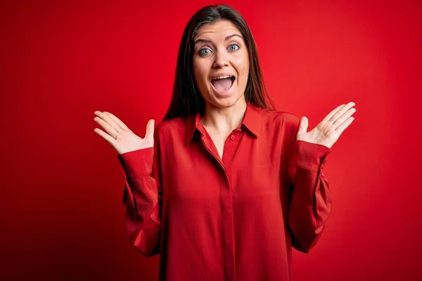 Jonge Mooie Vrouw Met Blauwe Ogen Dragen Casual Shirt Staan — Stockfoto