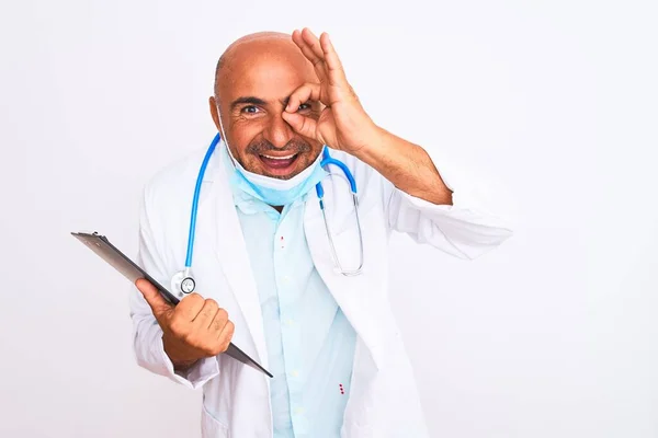 Lekarz Człowiek Noszący Stetoskop Maskę Trzymając Schowek Odizolowanym Białym Tle — Zdjęcie stockowe