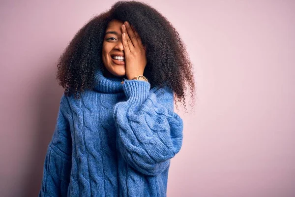 Jonge Mooie Afrikaanse Amerikaanse Vrouw Met Afro Haar Dragen Winter — Stockfoto