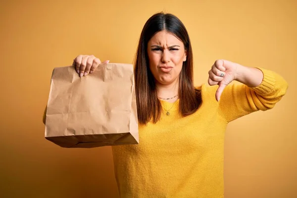 Ung Vacker Kvinna Som Håller Bort Papperspåse Från Leverans Över — Stockfoto