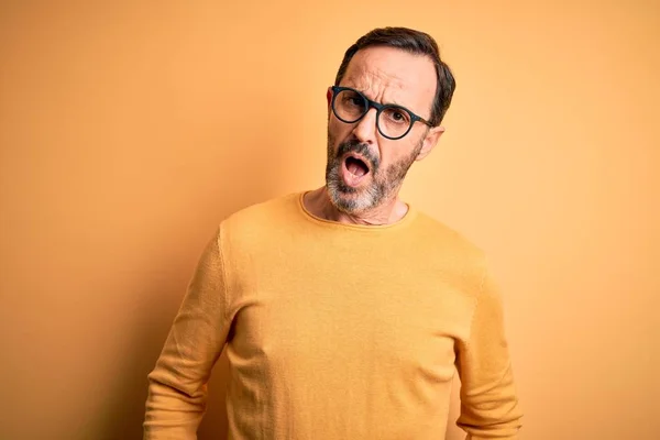 Hombre Alzado Mediana Edad Con Suéter Casual Gafas Sobre Fondo — Foto de Stock