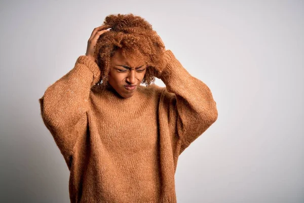 若い美しいアフリカ系アメリカ人のアフロ女性は 痛みや片頭痛のために必死の頭痛やストレスに苦しんでカジュアルなセーターを着て巻き毛 手を頭に — ストック写真