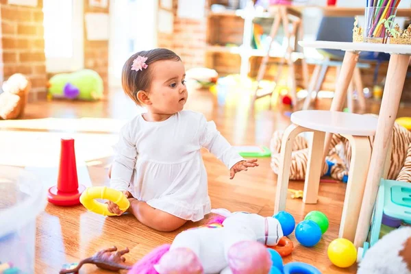 Bela Criança Feliz Jardim Infância Torno Brinquedos Coloridos — Fotografia de Stock