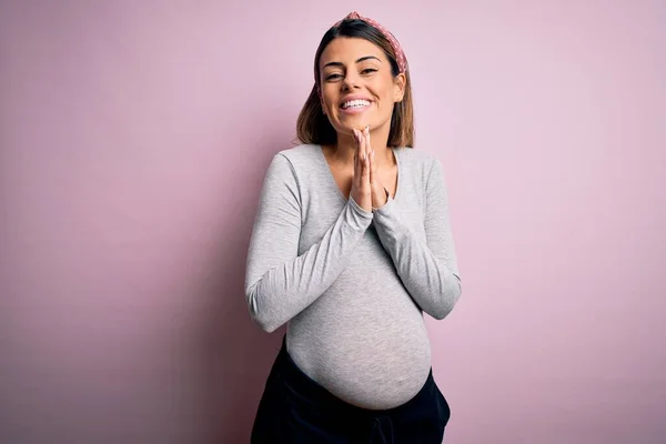 Mladá Krásná Brunetka Žena Těhotná Očekává Dítě Přes Izolované Růžové — Stock fotografie
