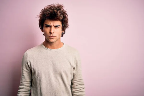 Joven Hombre Guapo Con Camiseta Casual Pie Sobre Fondo Rosa — Foto de Stock