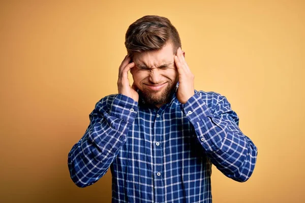 Jonge Blonde Zakenman Met Baard Blauwe Ogen Dragen Shirt Gele — Stockfoto