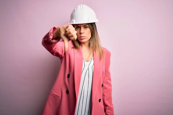 Молодая Красивая Брюнетка Архитектор Женщина Защитном Шлеме Розовом Фоне Выглядит — стоковое фото