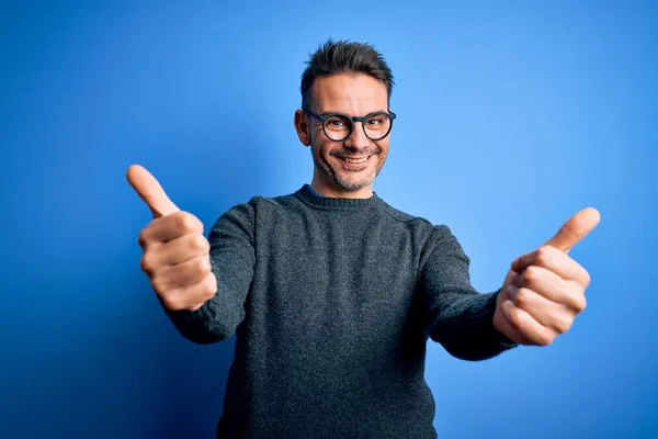 Young Handsome Man Wearing Casual Sweater Glasses Standing Blue Background — Stock Photo, Image