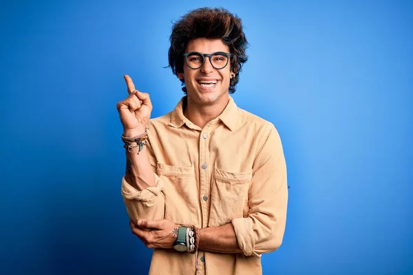 Homem Bonito Jovem Vestindo Camisa Casual Sobre Fundo Azul Isolado — Fotografia de Stock