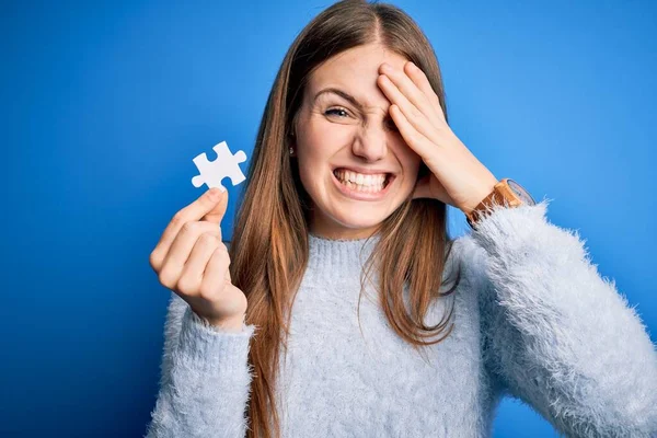 Junge Schöne Rothaarige Frau Mit Puzzleteil Vor Isoliertem Blauen Hintergrund — Stockfoto