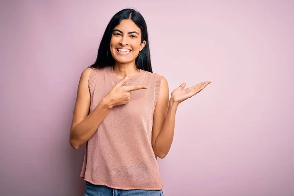 Junge Schöne Hispanische Modefrau Trägt Lässigen Pullover Über Rosa Hintergrund — Stockfoto