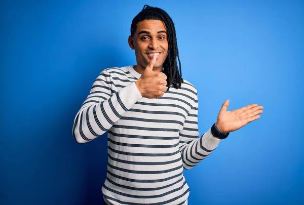 Jovem Afro Americano Africano Bonito Homem Com Dreadlocks Vestindo Camisola — Fotografia de Stock