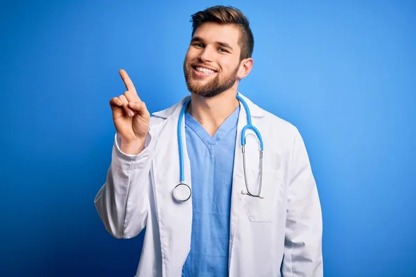 Jovem Médico Loiro Com Barba Olhos Azuis Vestindo Casaco Branco — Fotografia de Stock