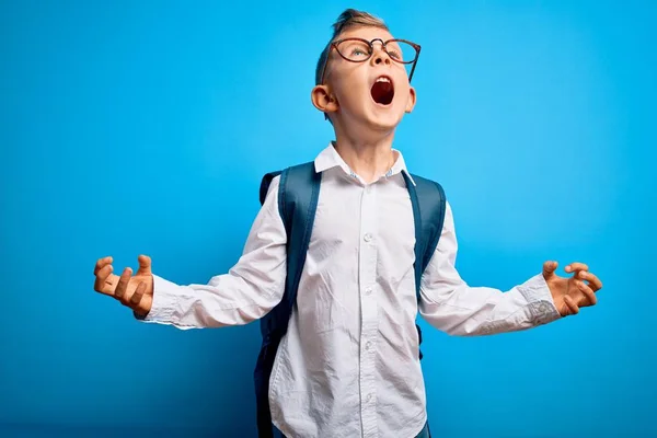 Giovane Bambino Studente Caucasico Indossa Occhiali Intelligenti Borsa Della Scuola — Foto Stock