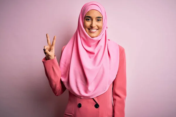 Junge Schöne Brünette Geschäftsfrau Rosa Muslimischem Hijab Und Businessjacke Zeigt — Stockfoto