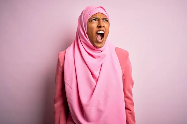 Junge Afroamerikanerin Mit Muslimischem Hijab Vor Isoliertem Rosa Hintergrund Wütend — Stockfoto