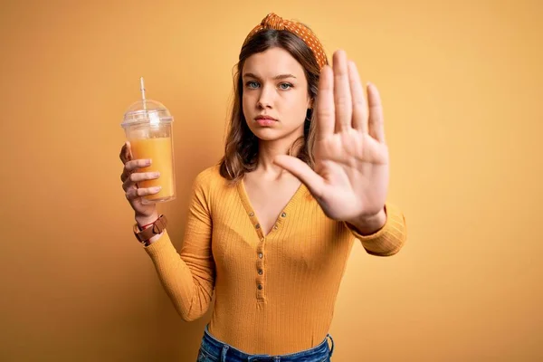 Ung Blond Flicka Dricker Ett Glas Frisk Apelsinjuice Över Gul — Stockfoto