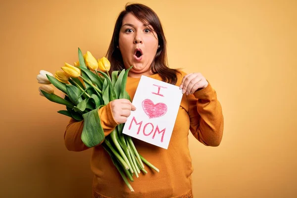 Joven Hermosa Mujer Tamaño Grande Celebrando Día Las Madres Sosteniendo — Foto de Stock