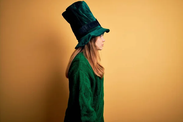 Young Beautiful Brunette Woman Wearing Green Hat Patricks Day Celebration — Stock Photo, Image