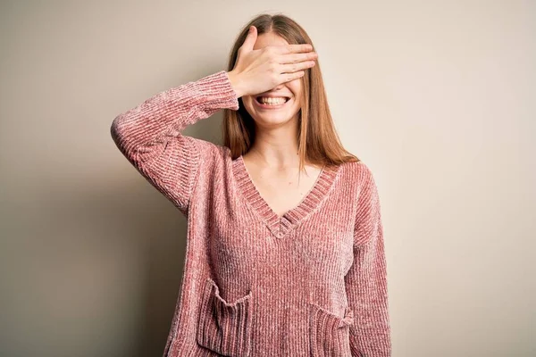 Joven Hermosa Pelirroja Vistiendo Suéter Casual Rosa Sobre Fondo Blanco — Foto de Stock
