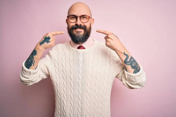 Bello Uomo Calvo Con Barba Tatuaggio Che Indossa Occhiali Maglione — Foto Stock