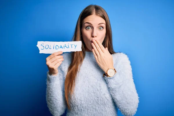 Joven Hermosa Pelirroja Sosteniendo Papel Con Mensaje Solidaridad Sobre Fondo —  Fotos de Stock