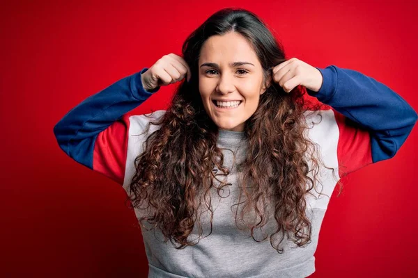 Young Beautiful Woman Curly Hair Wearing Casual Sweatshirt Isolated Red — ストック写真