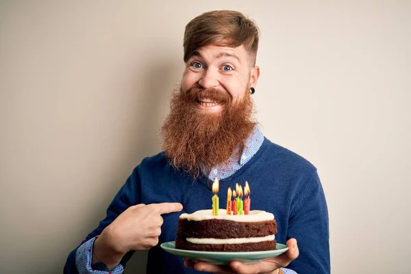 Irlandês Ruiva Homem Com Barba Segurando Bolo Aniversário Com Velas — Fotografia de Stock