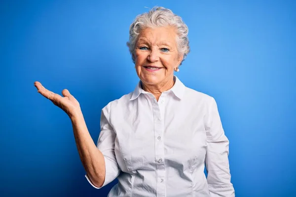 Senior Hermosa Mujer Con Camisa Elegante Pie Sobre Fondo Azul —  Fotos de Stock