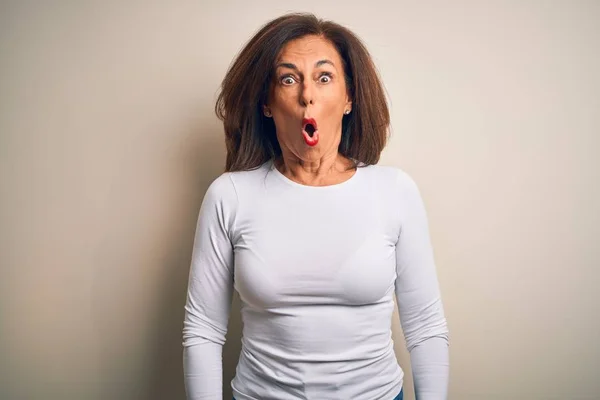 Mulher Bonita Meia Idade Vestindo Shirt Casual Sobre Fundo Branco — Fotografia de Stock