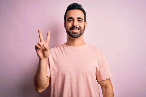 Homem Bonito Jovem Com Barba Vestindo Camiseta Casual Sobre Fundo — Fotografia de Stock