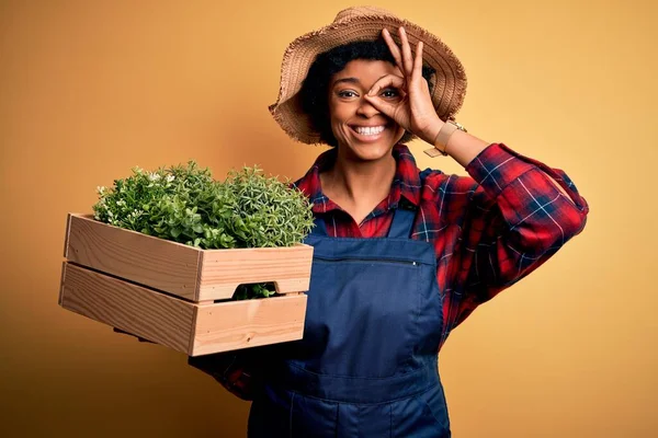 Jovem Agricultor Afro Americano Mulher Com Cabelo Encaracolado Vestindo Avental — Fotografia de Stock