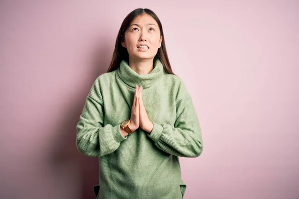 Giovane Bella Donna Asiatica Indossa Maglione Invernale Verde Sfondo Rosa — Foto Stock