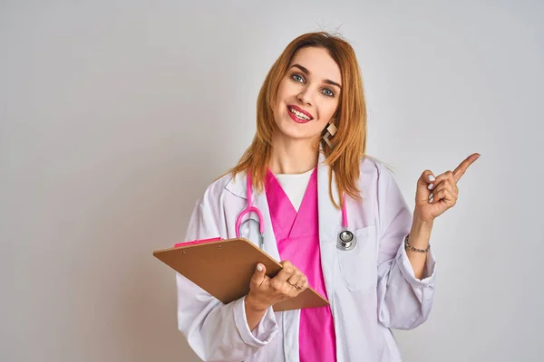 Kafkas Doktor Kadın Pembe Steteskop Takıyor Elinde Dosyayla Mutlu Bir — Stok fotoğraf